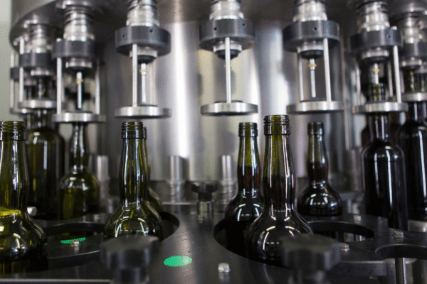Bottling machine filling beverage containers under hygienic, controlled conditions for beverage quality control